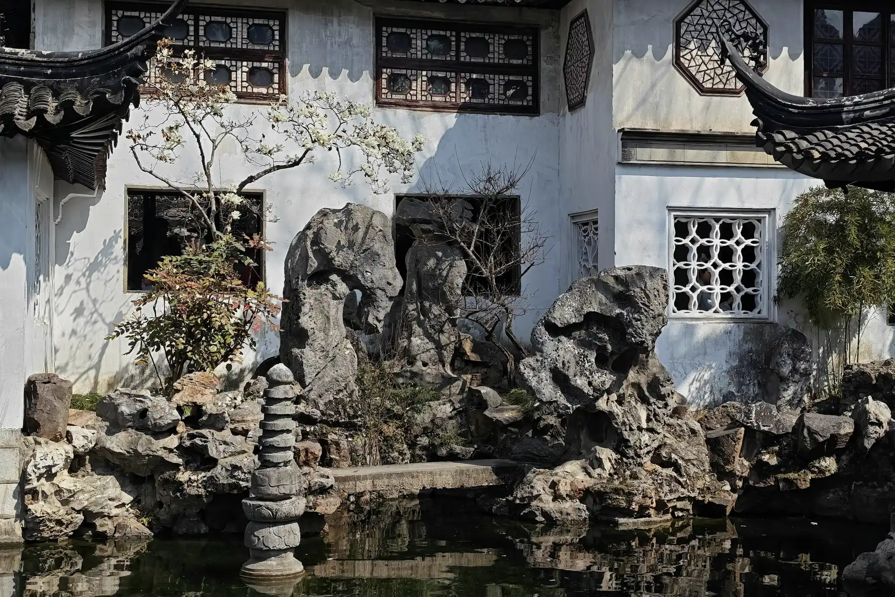 概念意向图：江南园林围合院落、漏窗、山石与水景，非苏州演示案例的项目实景。